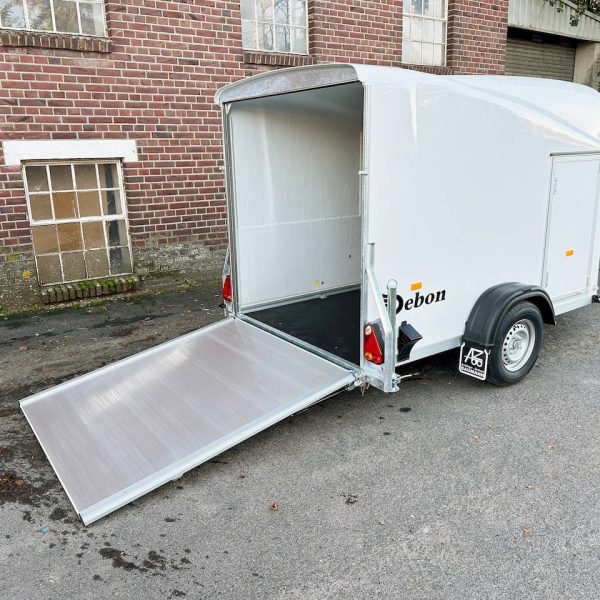 Cheval Liberté Debon Cargo 1300 – Anhänger 1300 kg weiß mit Seitentür