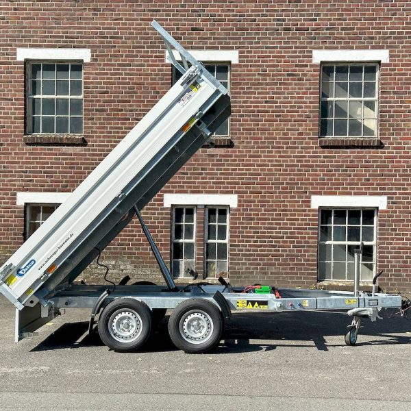 Cheval Liberté Debon PW2.4 Lux – Dreiseitenkipper 2600 kg – 300 x 180 x 35 cm – Elektrische Pumpe
