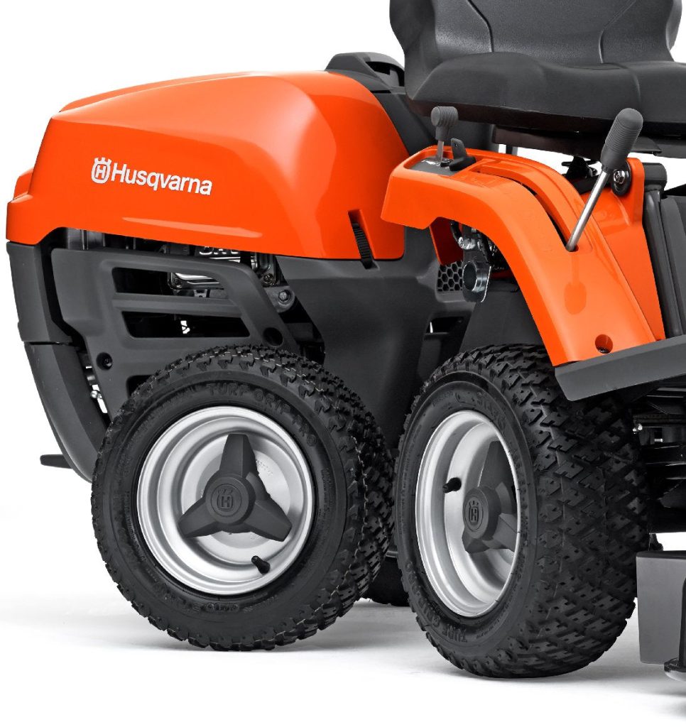 Husqvarna Frontmäher R 112C5 mit Mähdeck Combi 85 - Winterpaket mit Schneeschild, Gummileiste und Schneeketten – vue 3